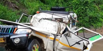 उत्तराखंड: कोटद्वार में बोलेरो पर गिरा विशाल बोल्डर, दो की मौत, पांच घायल — ऋषिकेश में भी हादसा